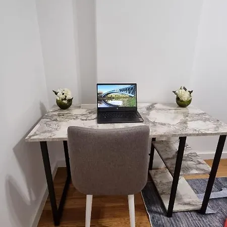 Alek Place * Βελιγράδι